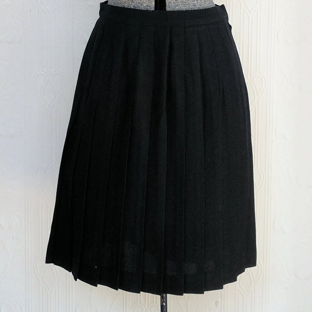 70's or 80's plain knife pleats navy Burberry skirt